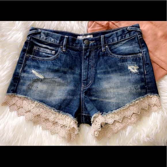 🆕FREE PEOPLE Lace Hem Jean Short - Picture 2 of 4